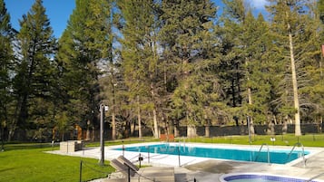 Een buitenzwembad en ligstoelen