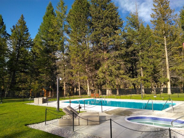 Alberca al aire libre y camastros 