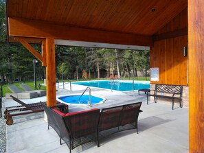 Piscine extérieure, chaises longues