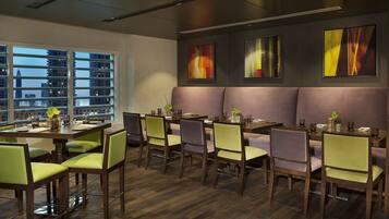 فطور أوروبي يوميًا بتكلفة قدرها (90 AED للشخص)