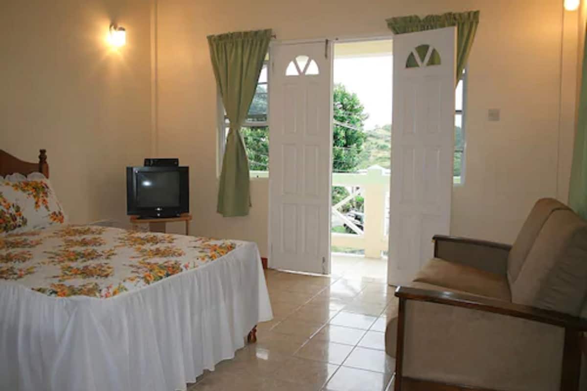 single room upper story | 1 bedroom, free wifi, bed sheets