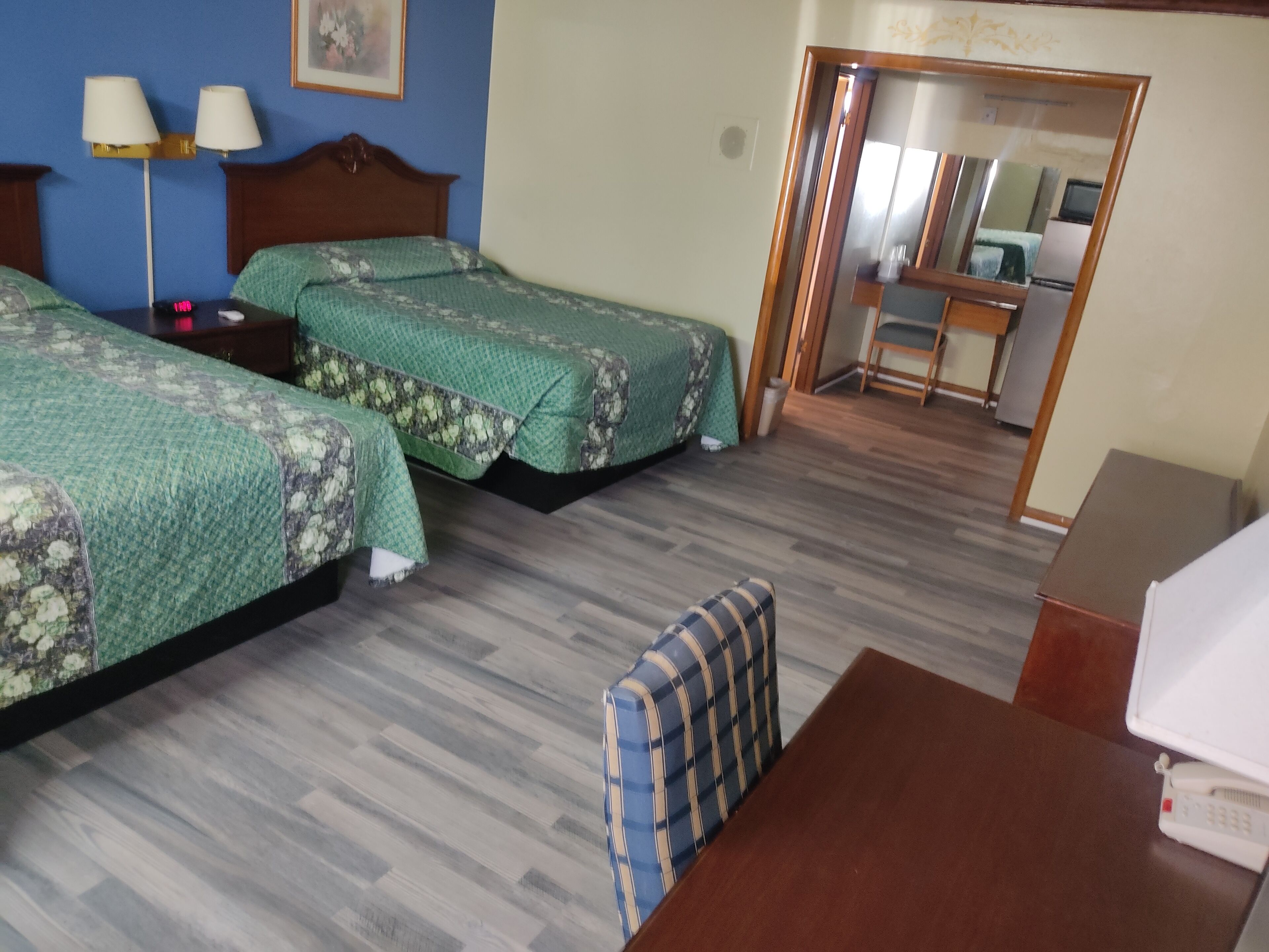 Camera Standard, 2 letti queen | Una scrivania, ferro/asse da stiro, Wi-Fi gratuito, lenzuola