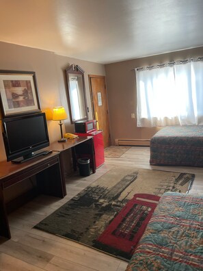 Double Room | Free WiFi, bed sheets - New Rome Motel (Columbus)