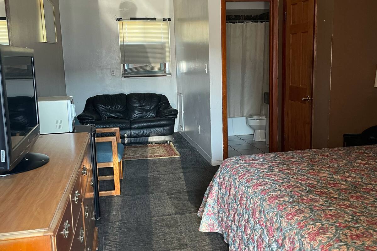Quarto, 1 cama King | Banheiro | Produtos de toalete grátis, secador de cabelo (mediante solicitação)