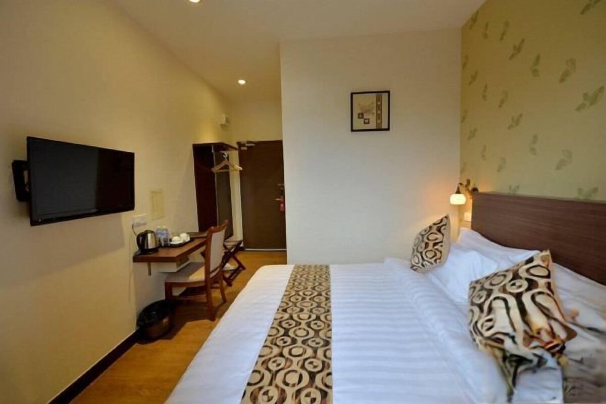 In-room safe, desk, WiFi (free), bed sheets