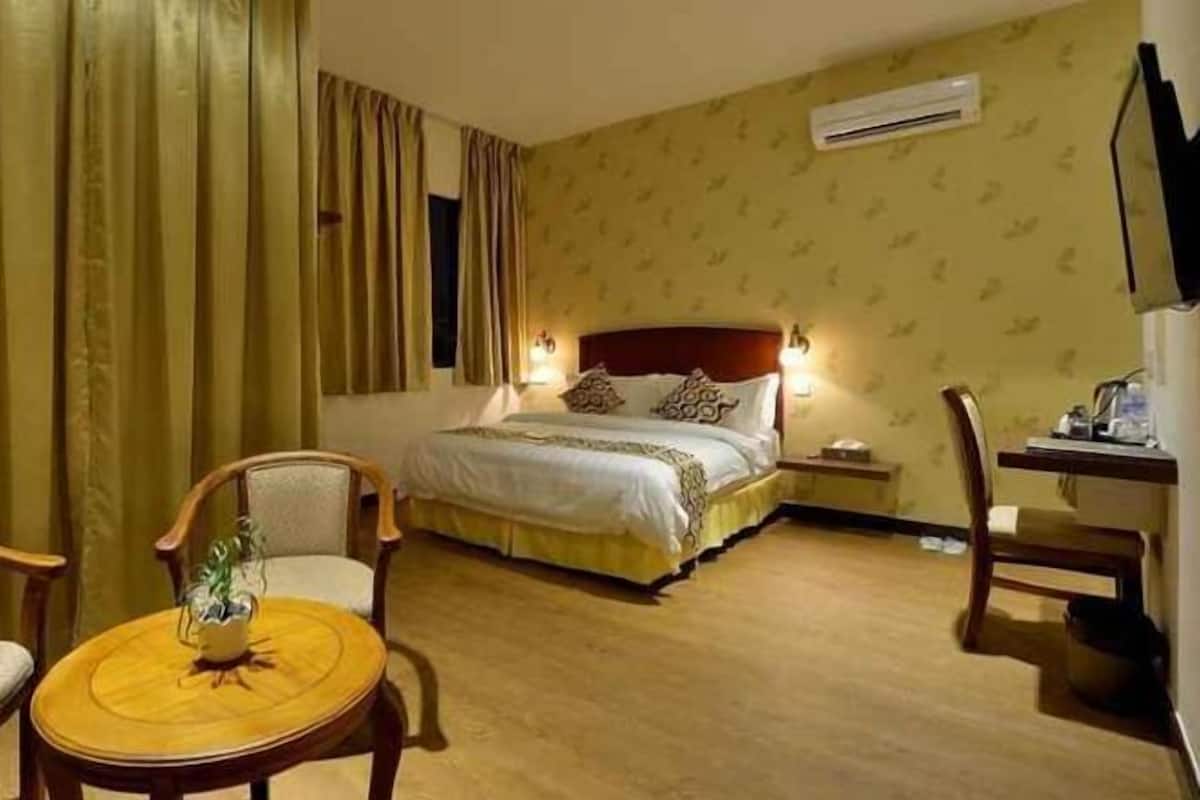 Brankas, meja kerja, Wi-Fi gratis, dan seprai linen