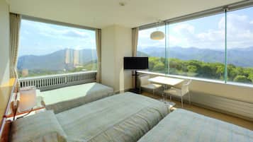 Corner Triple, Non-Smoking | In-room safe, free WiFi