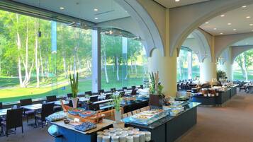 Här finns 2 restauranger som serverar frukost.