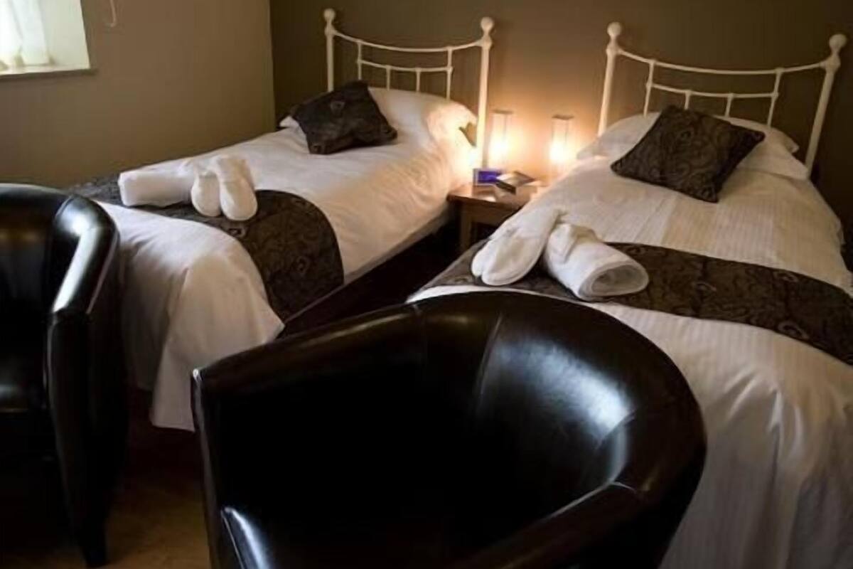 Chambre avec lits jumeaux, salle de bains attenante