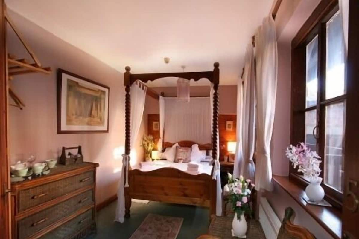 Chambre Double Supérieure, bain à remous (Four Poster bed-Room 5)