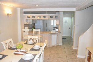 Deluxe House, 3 Bedrooms, Marina View | In-room dining