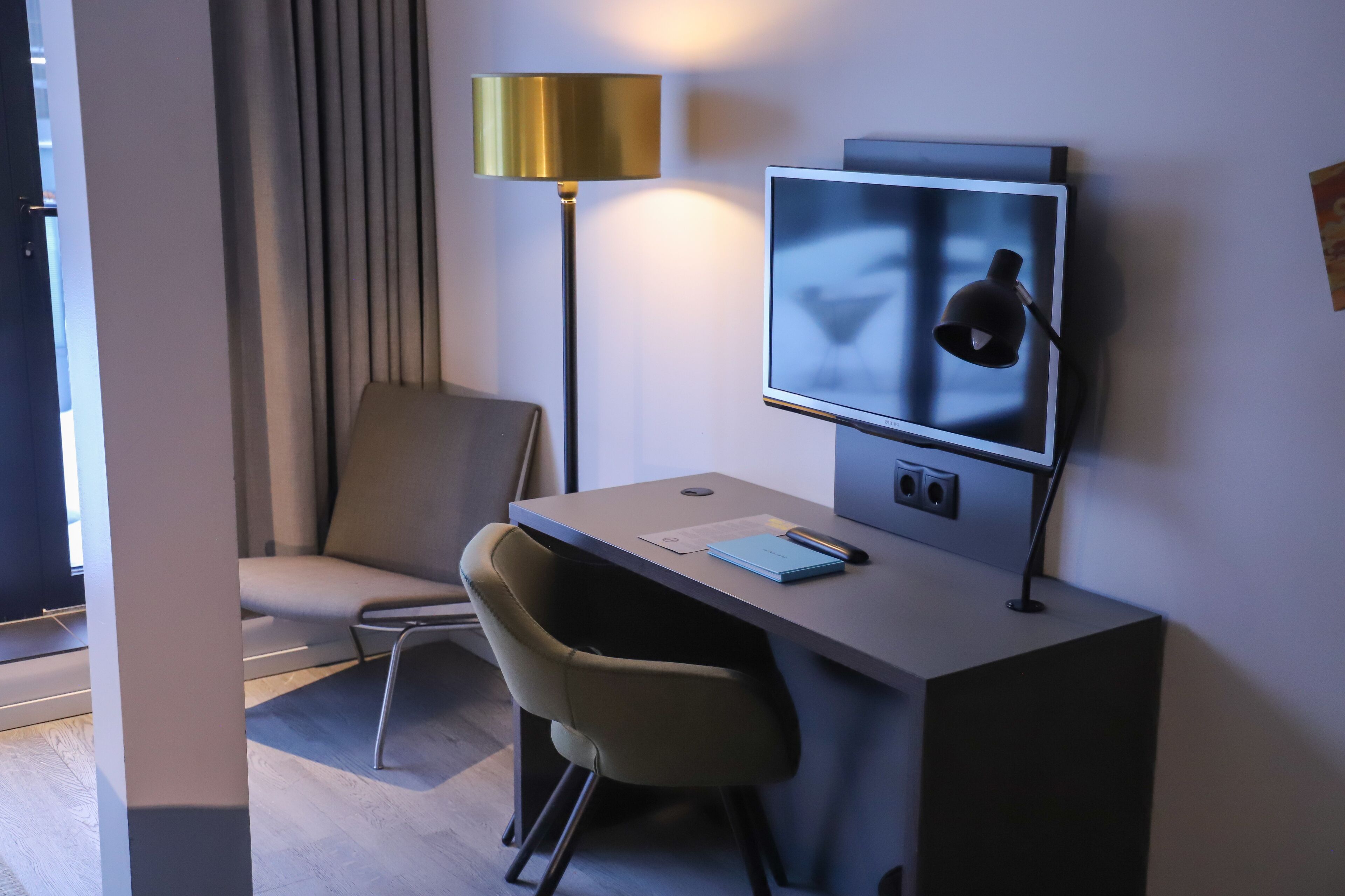 1 bedroom, premium bedding, desk, soundproofing