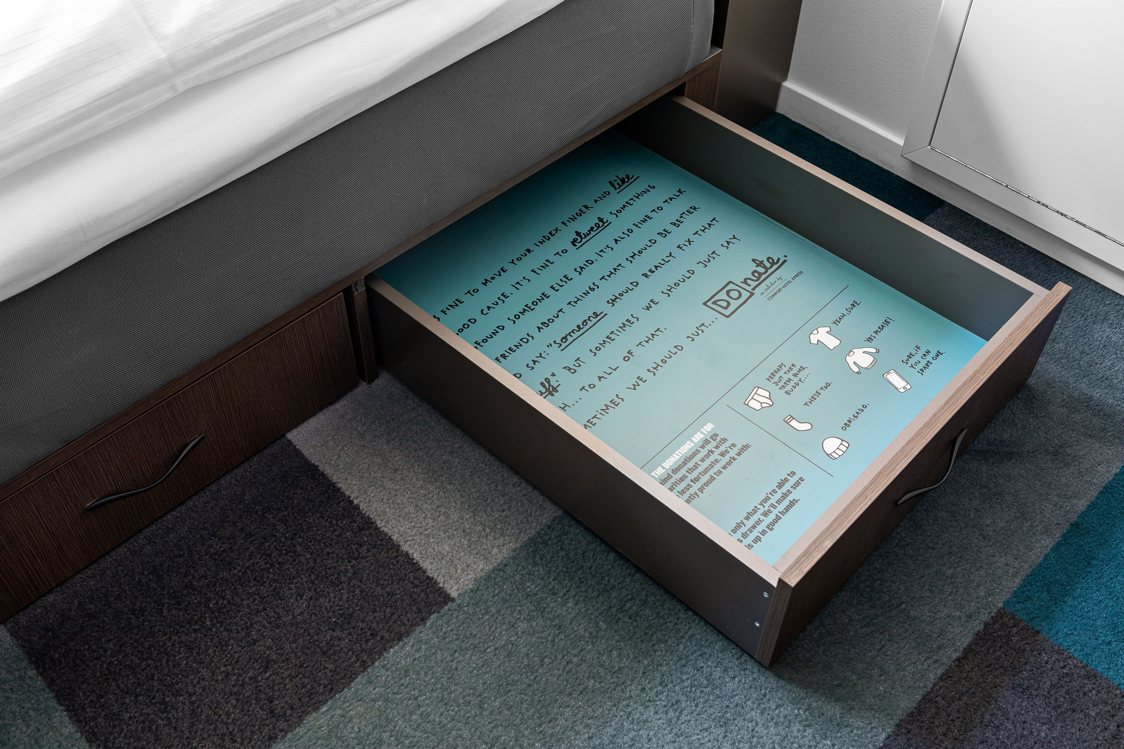 Eine Schublade mit einem bedruckten Blatt mit Text und Icons, vermutlich eine Broschüre oder Informationsblatt.