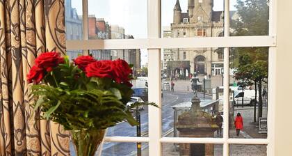 Royal Athenaeum Suites