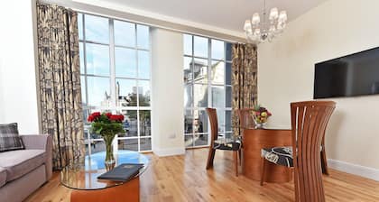 Royal Athenaeum Suites