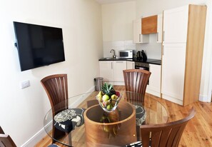 Fridge, microwave, dishwasher, coffee/tea maker - Royal Athenaeum Suites (Aberdeen)