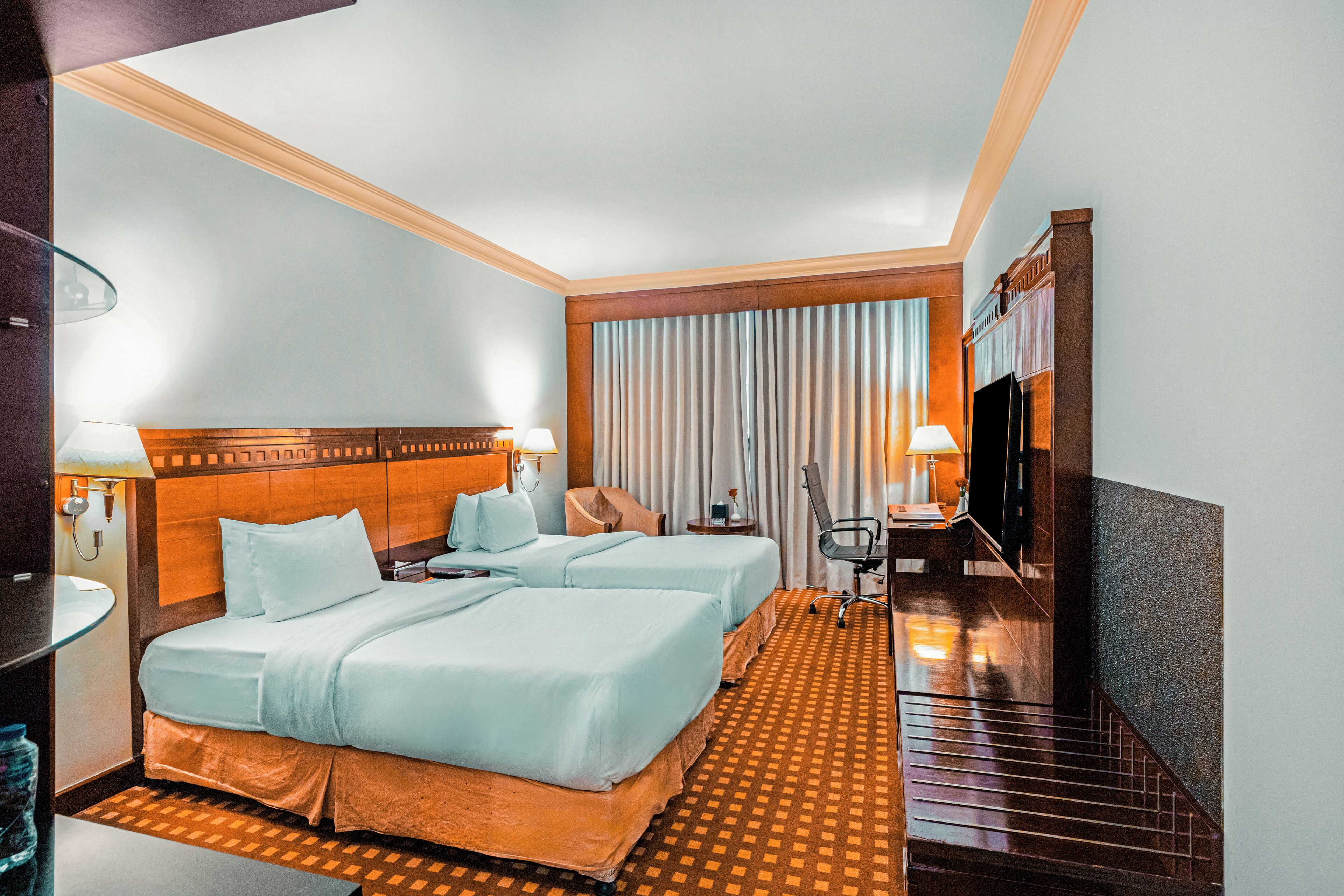 迷你吧、客房内保险箱、办公桌、隔音