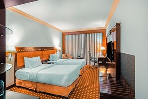 ميني بار وخزنة داخل الغرفة ومكتب وتجهيزات عازلة للصوت