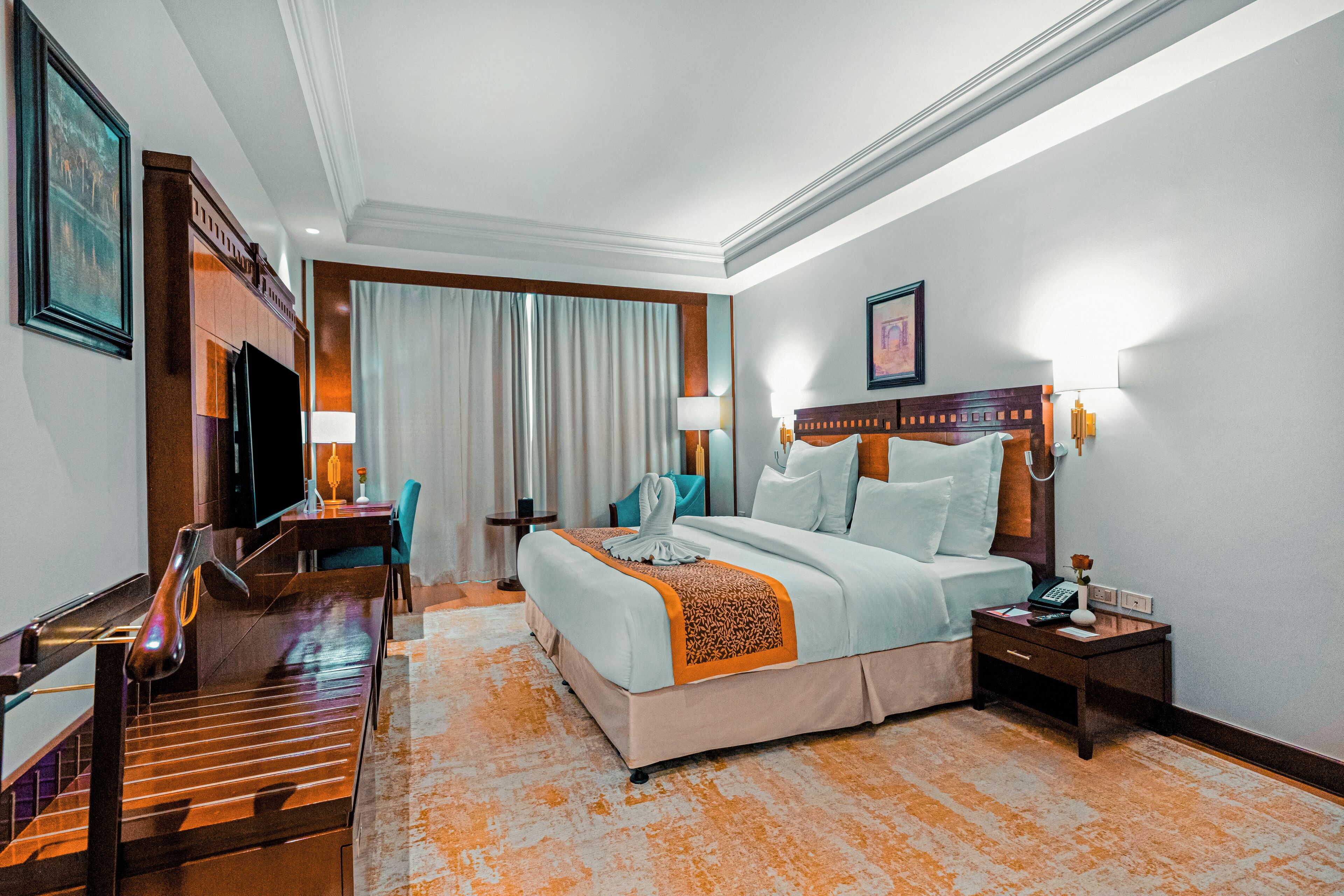 迷你吧、客房内保险箱、办公桌、隔音