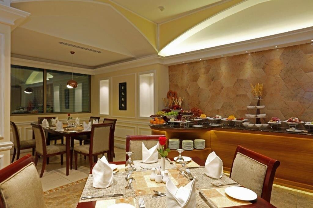 Daily cooked-to-order breakfast (SAR 90 per person)