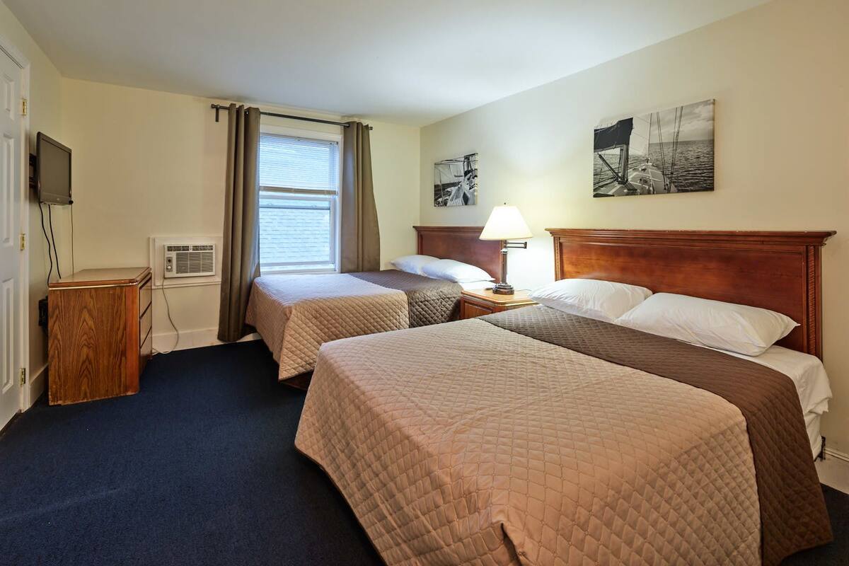 Standard Room, 2 Double Beds, Non Smoking (no balcony, no view) | 免費無線上網、床單