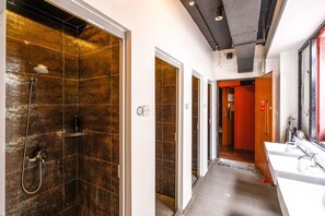 Bathroom shower - S Inn Chinatown - Hostel (Singapore)