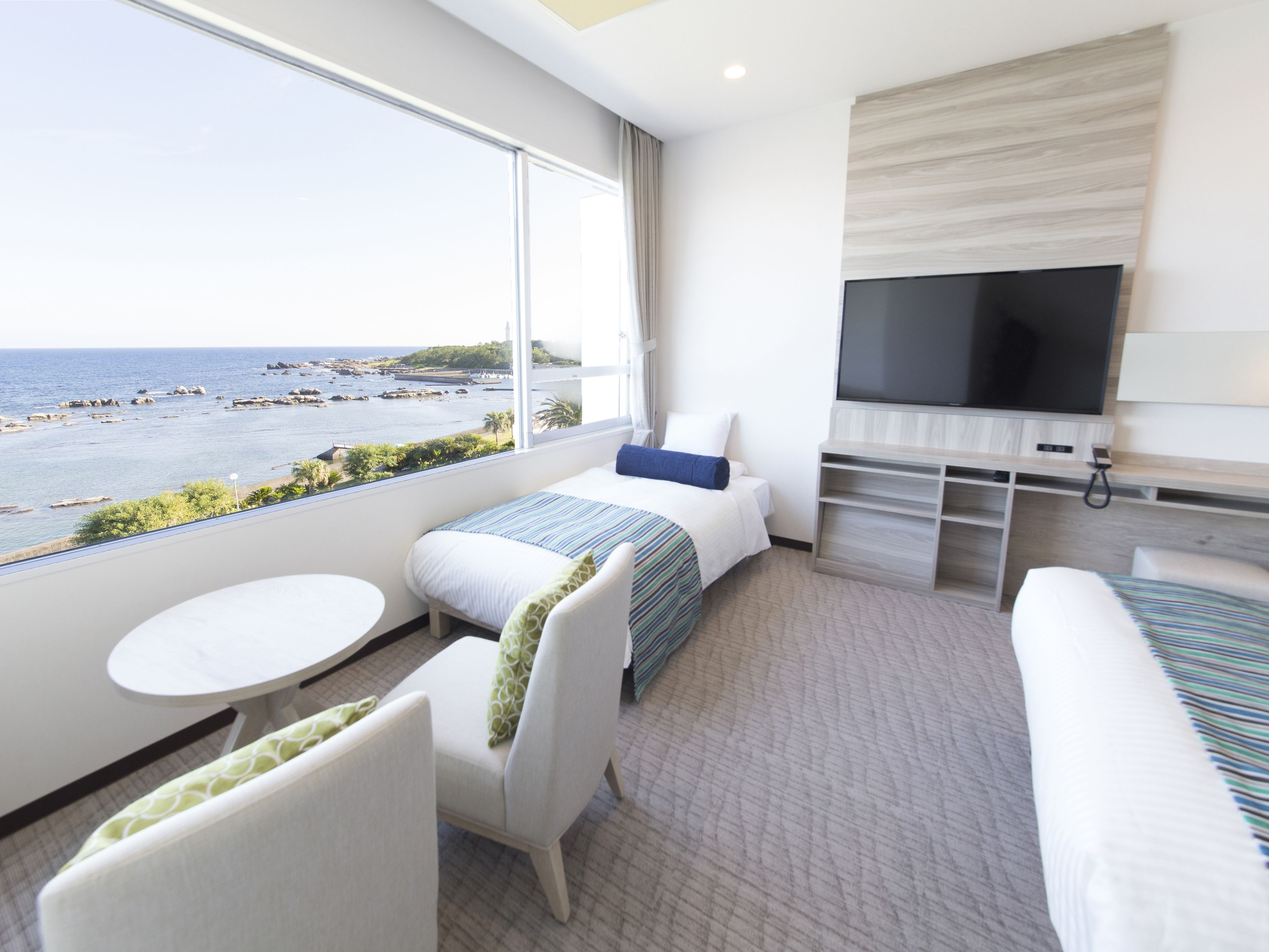 deluxe twin room, non smoking | 1 bedroom, in-room safe, blackout curtains, bed sheets