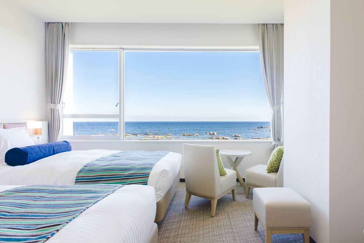 triple room, non smoking | 1 bedroom, in-room safe, blackout curtains, bed sheets