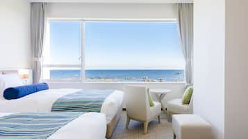 Triple Room, Non Smoking | In-room safe, blackout drapes, bed sheets