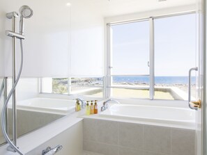 Quarto triplo luxo, para não fumantes (with View Bath) | Banheiro | Produtos de toalete grátis, secador de cabelo, chinelos, bidê