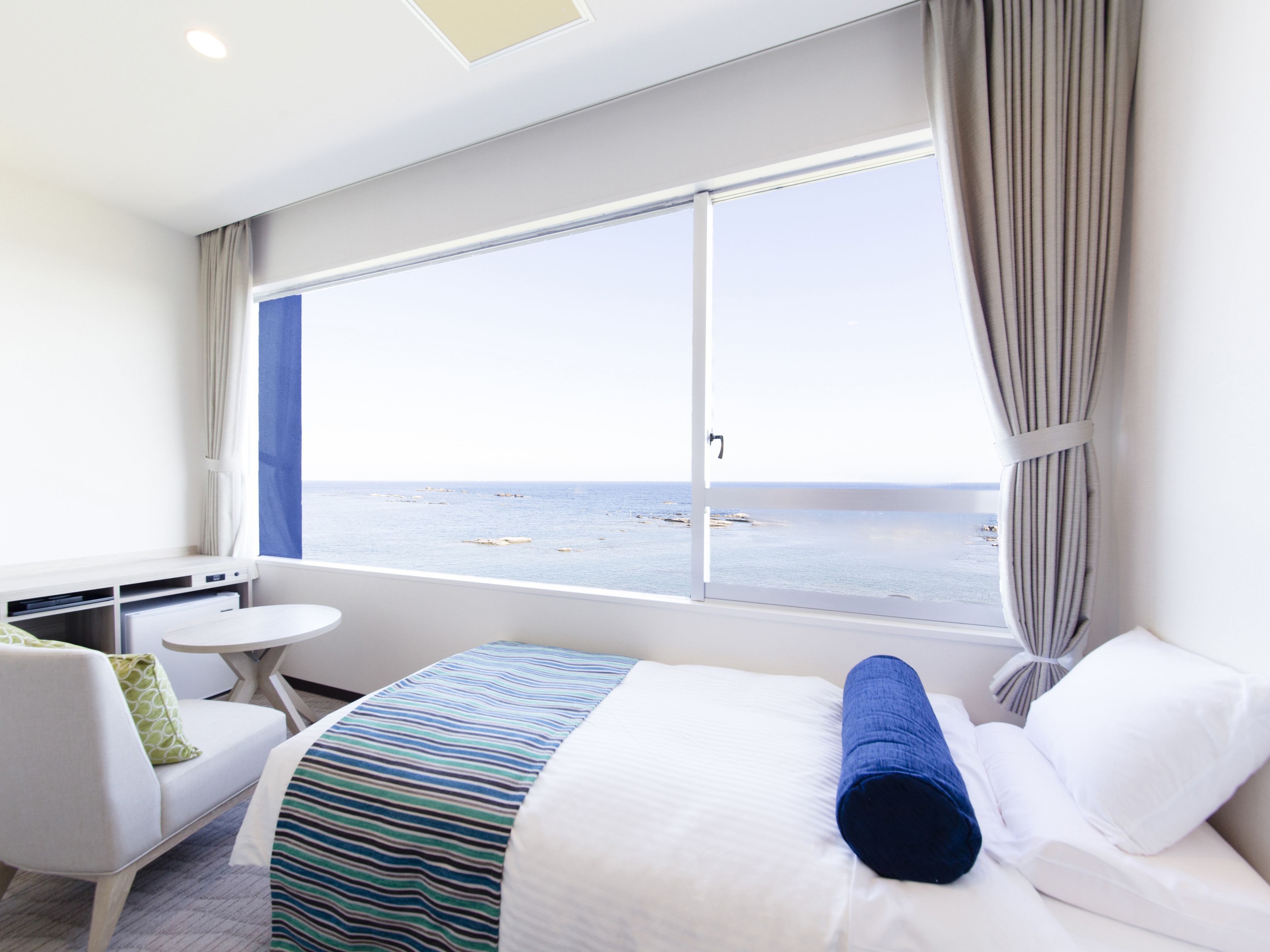 deluxe twin room, non smoking | 1 bedroom, in-room safe, blackout curtains, bed sheets