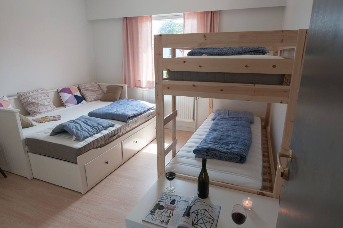 Free cots/infant beds, free WiFi