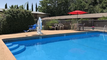 Piscina externa sazonal, guarda-sóis