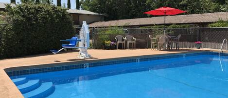 Piscina externa sazonal, guarda-sóis