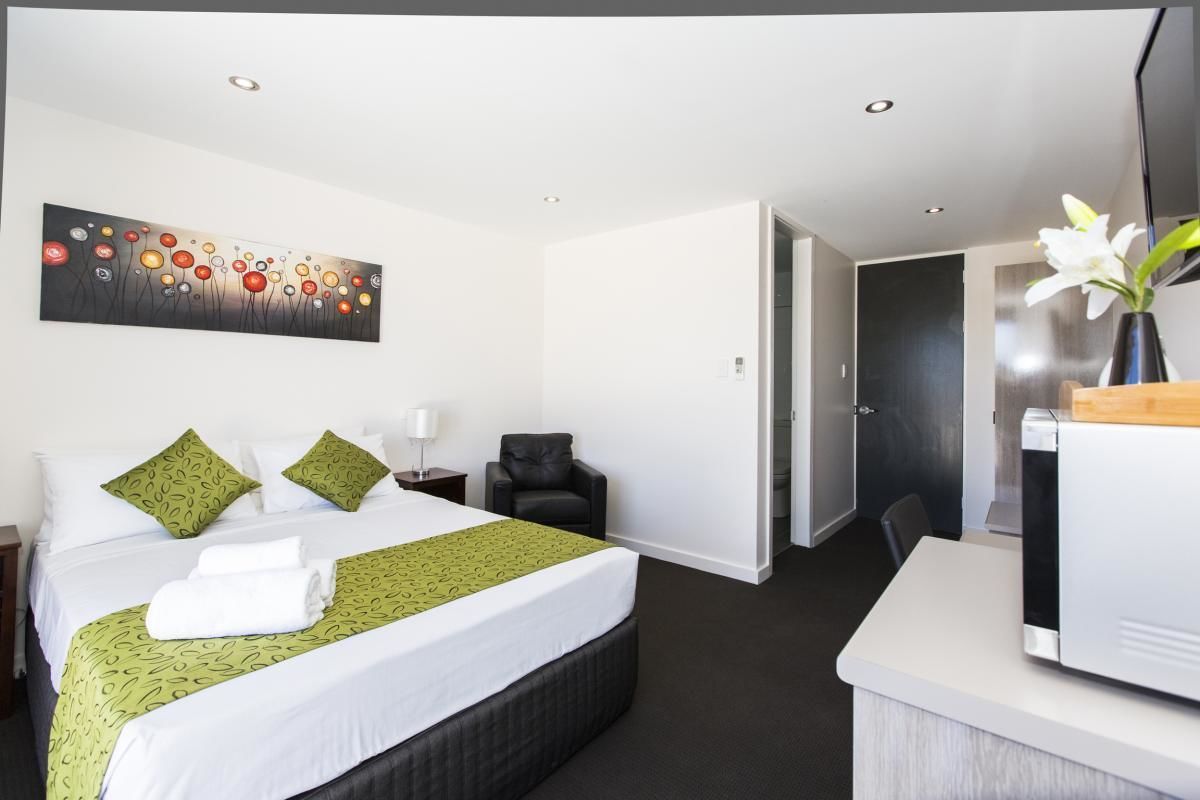 Escritorio, tabla de planchar con plancha, wifi gratis y ropa de cama 