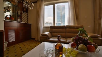 Süit | Ücretsiz minibar ürünleri, odada kasa, masa, güneşlik/perde