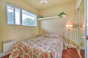 Desk, iron/ironing board, rollaway beds, free WiFi - Motel R-100 (Longueuil)
