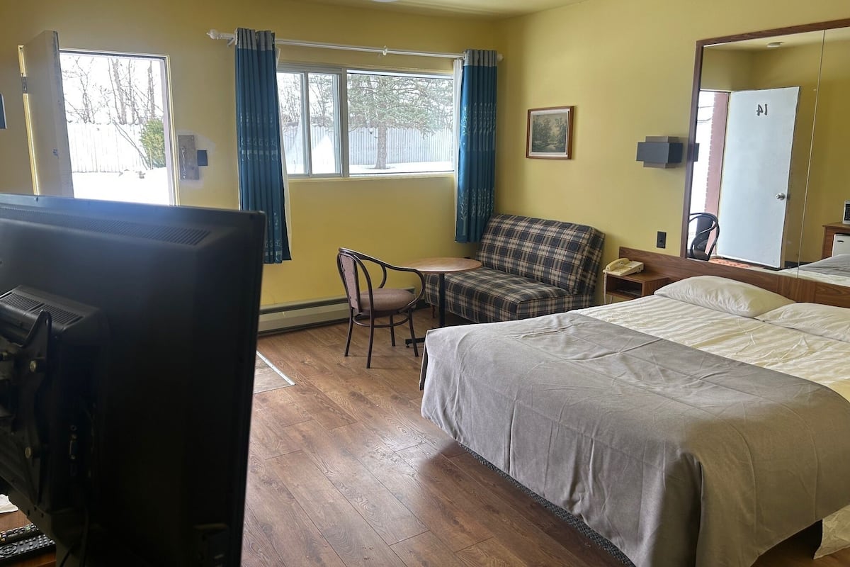 Standaard kamer, 1 queensize bed | Een bureau, een strijkplank/strijkijzer, extra bedden, gratis wifi
