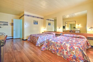 Bureau, fer et planche à repasser, lits pliants/supplémentaires