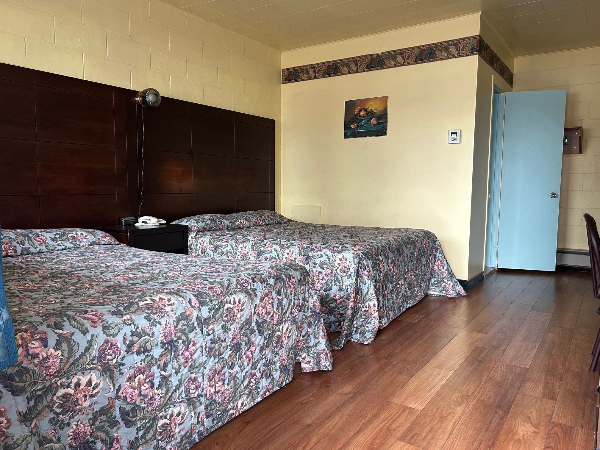 Escritorio, tabla de planchar con plancha y camas plegables/adicionales 