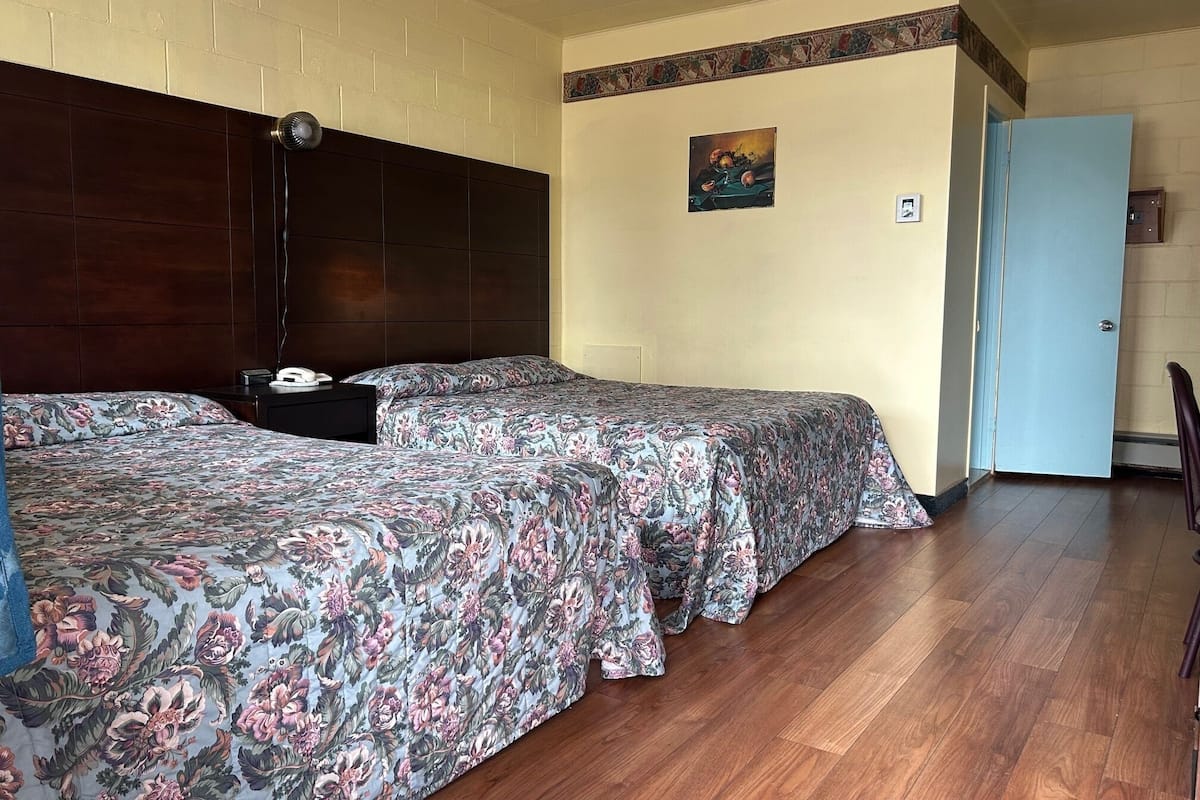 Escritorio, tabla de planchar con plancha y camas plegables/adicionales