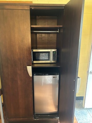 Escritorio, tabla de planchar con plancha, camas supletorias