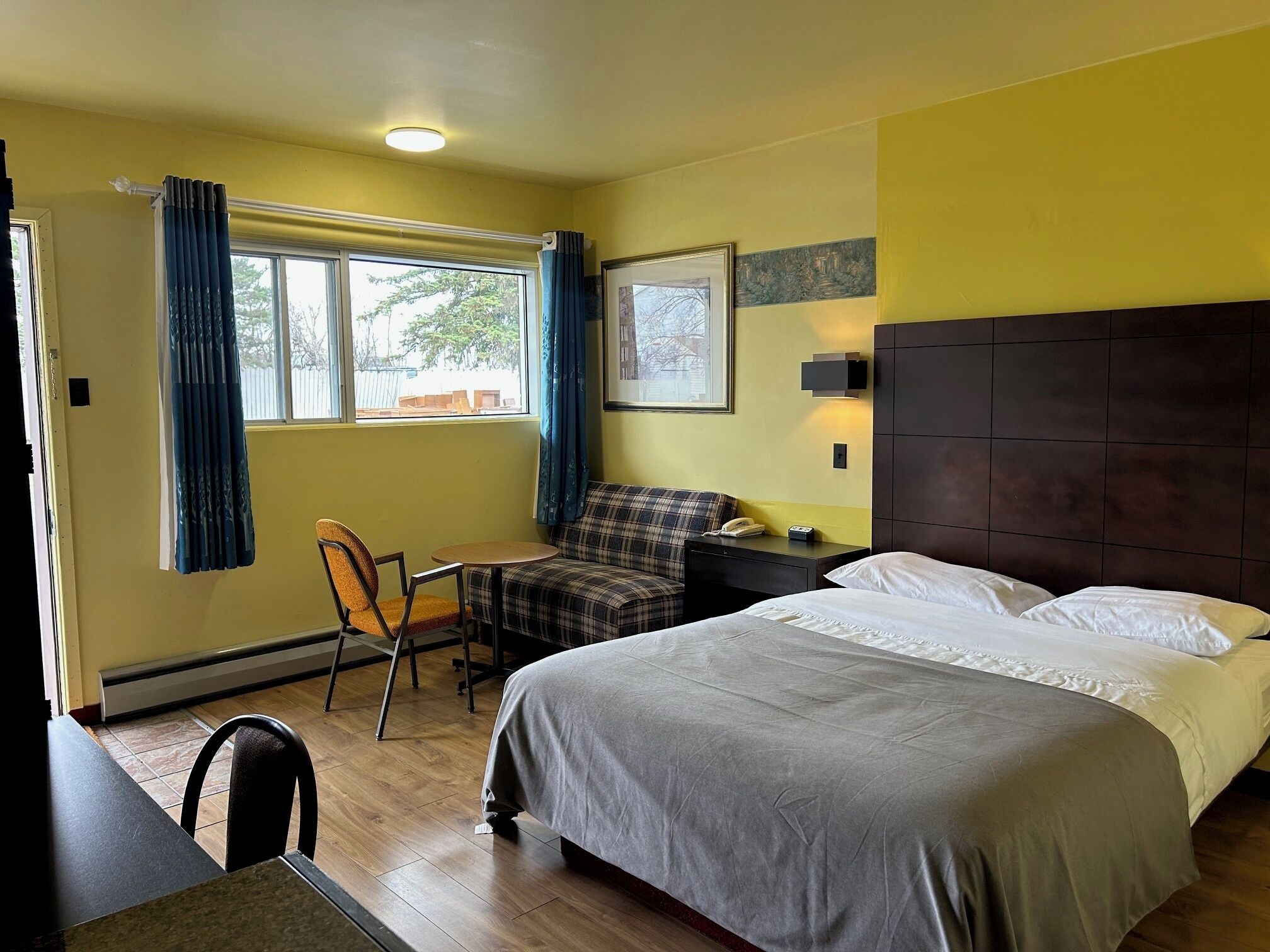 Standard Room, 1 Queen Bed | Desk, iron/ironing board, rollaway beds, free WiFi