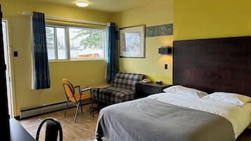 Standard Room, 1 Queen Bed | Desk, iron/ironing board, rollaway beds, free WiFi