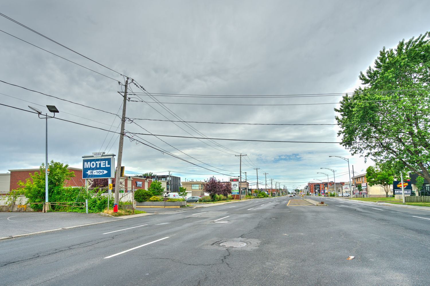 Un motel avec une enseigne indiquant qu’il se trouve sur la route 100.