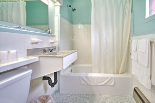 Bañera con ducha, secador de pelo, toallas