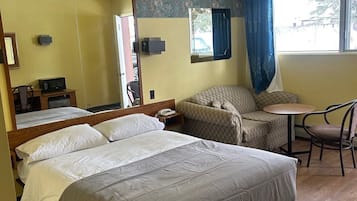 Standard Room, 1 Queen Bed | Desk, iron/ironing board, rollaway beds, free WiFi