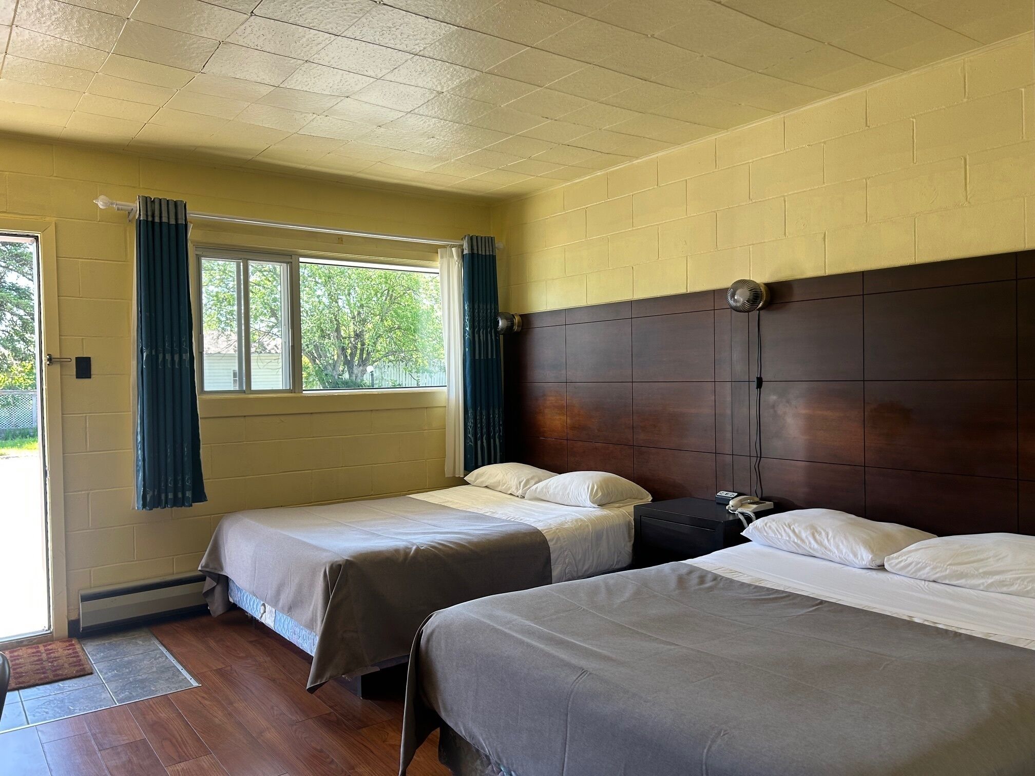 Desk, iron/ironing board, rollaway beds, free WiFi