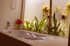 Deep-soaking bathtub