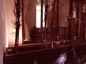 Deluxe Double with Balcony - Free Pick Up | Minibar, cassaforte in camera, una scrivania, insonorizzazione